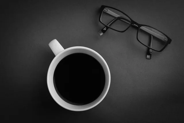 kaffe, kaffekopp, glasögon, arbetsplats, mugg, coffee break, kopp, dryck, frukost, morgon, grå eller, grått glas, grå cup, grå frukost, grå morgon. Första chefsjobbet: ansvar, förväntningar och stöd